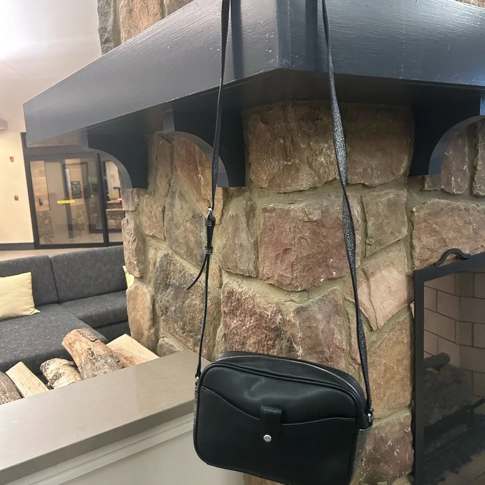 Bag Black Messenger Bag with Leather Finish and Minimalist Design G.I.L.I.